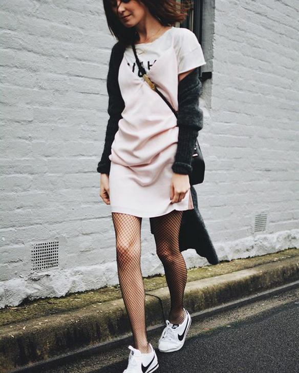 15-colgadas-de-una-percha-15-lwl-looks-we-love-outfits-medias-de-rejilla-fishnets-rejillas-6