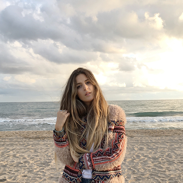 15-colgadas-de-una-percha-abrigo-pelos-estampado-etnico-ethnic-print-fur-coat-bambas-trainers-anna-duarte-1