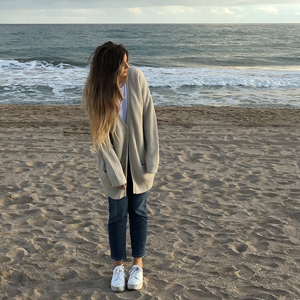 15-colgadas-de-una-percha-abrigo-pelos-estampado-etnico-ethnic-print-fur-coat-bambas-trainers-anna-duarte-4