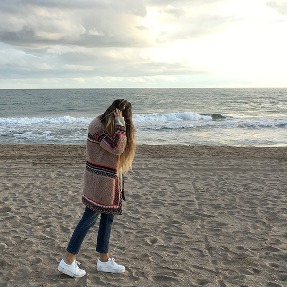 15-colgadas-de-una-percha-abrigo-pelos-estampado-etnico-ethnic-print-fur-coat-bambas-trainers-anna-duarte-6