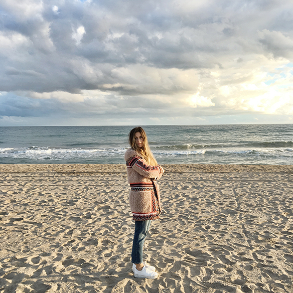 15-colgadas-de-una-percha-abrigo-pelos-estampado-etnico-ethnic-print-fur-coat-bambas-trainers-anna-duarte-9