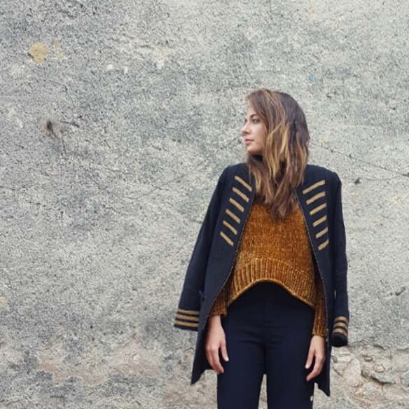 15-colgadas-de-una-percha-alicia-alvarez-abrigo-militar-chaqueta-military-coat-mostaza-mustard-pantalones-botones-buttoned-pants-7