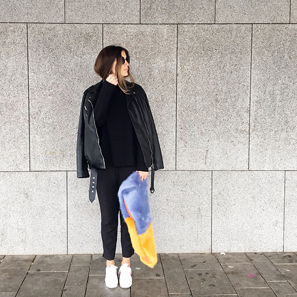 15-colgadas-de-una-percha-anna-duarte-estola-de-pelo-fur-stole-chaqueta-perfecto-jacket-total-black-1