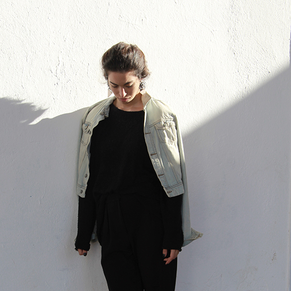 15-colgadas-de-una-percha-blanche-fw-oi-chaqueta-customizada-customized-jacket-total-black-pendientes-earrings-10