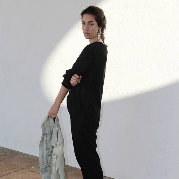 15-colgadas-de-una-percha-blanche-fw-oi-chaqueta-customizada-customized-jacket-total-black-pendientes-earrings-3