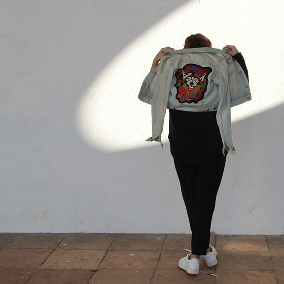 15-colgadas-de-una-percha-blanche-fw-oi-chaqueta-customizada-customized-jacket-total-black-pendientes-earrings-5