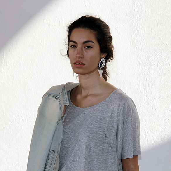 15-colgadas-de-una-percha-blanche-fw-oi-chaqueta-customizada-customized-jacket-total-black-pendientes-earrings-6