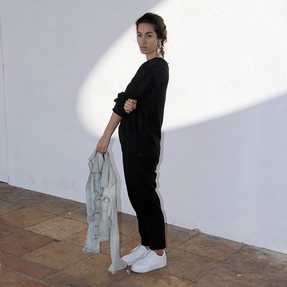 15-colgadas-de-una-percha-blanche-fw-oi-chaqueta-customizada-customized-jacket-total-black-pendientes-earrings-8