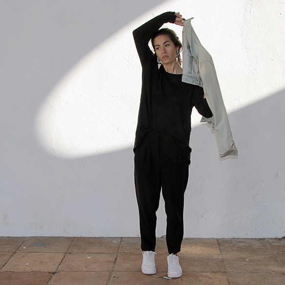 15-colgadas-de-una-percha-blanche-fw-oi-chaqueta-customizada-customized-jacket-total-black-pendientes-earrings-9