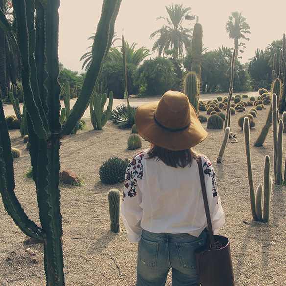 15-colgadas-de-una-percha-carla-kissler-flower-embroidered-oversize-shirt-camisa-flores-bordadas-zapatos-leopardo-leopard-shoes-sombrero-hat-ripped-jeans-5
