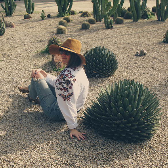 15-colgadas-de-una-percha-carla-kissler-flower-embroidered-oversize-shirt-camisa-flores-bordadas-zapatos-leopardo-leopard-shoes-sombrero-hat-ripped-jeans-6