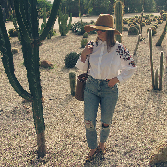 15-colgadas-de-una-percha-carla-kissler-flower-embroidered-oversize-shirt-camisa-flores-bordadas-zapatos-leopardo-leopard-shoes-sombrero-hat-ripped-jeans-7