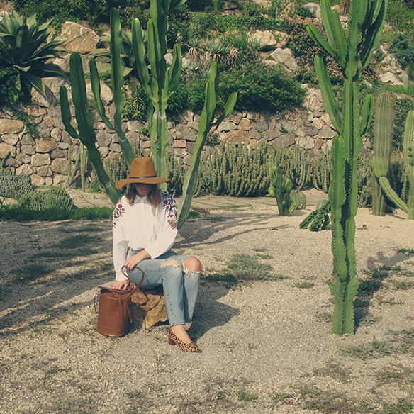 15-colgadas-de-una-percha-carla-kissler-flower-embroidered-oversize-shirt-camisa-flores-bordadas-zapatos-leopardo-leopard-shoes-sombrero-hat-ripped-jeans-8