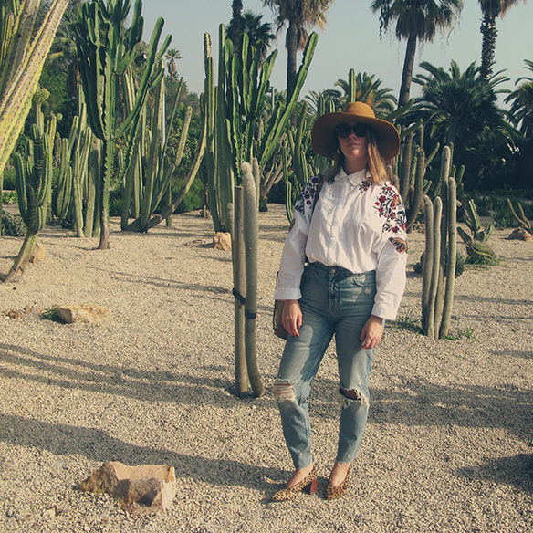 15-colgadas-de-una-percha-carla-kissler-flower-embroidered-oversize-shirt-camisa-flores-bordadas-zapatos-leopardo-leopard-shoes-sombrero-hat-ripped-jeans-9