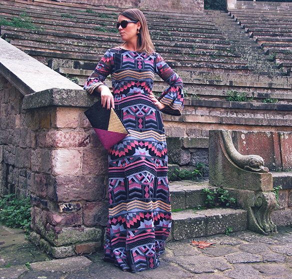 15-colgadas-de-una-percha-carla-kissler-wedding-guest-dress-vestido-invitada-de-boda-estampado-etnico-ethnic-print-apparentia-carmina-rotger-complementos-accessories-1