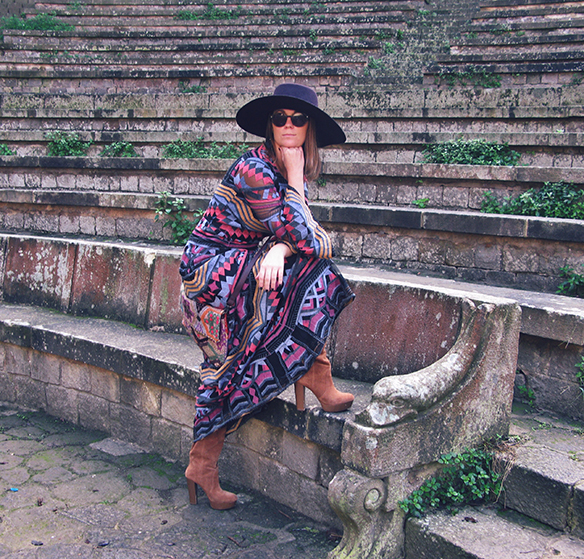 15-colgadas-de-una-percha-carla-kissler-wedding-guest-dress-vestido-invitada-de-boda-estampado-etnico-ethnic-print-apparentia-carmina-rotger-complementos-accessories-10