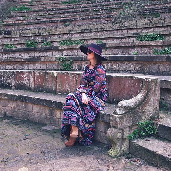 15-colgadas-de-una-percha-carla-kissler-wedding-guest-dress-vestido-invitada-de-boda-estampado-etnico-ethnic-print-apparentia-carmina-rotger-complementos-accessories-11