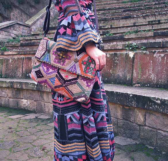 15-colgadas-de-una-percha-carla-kissler-wedding-guest-dress-vestido-invitada-de-boda-estampado-etnico-ethnic-print-apparentia-carmina-rotger-complementos-accessories-13