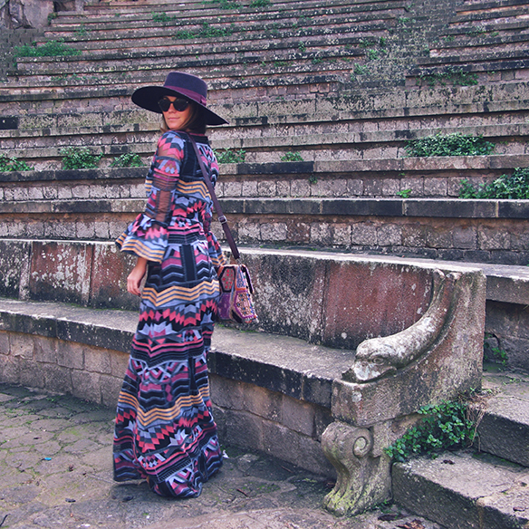 15-colgadas-de-una-percha-carla-kissler-wedding-guest-dress-vestido-invitada-de-boda-estampado-etnico-ethnic-print-apparentia-carmina-rotger-complementos-accessories-14