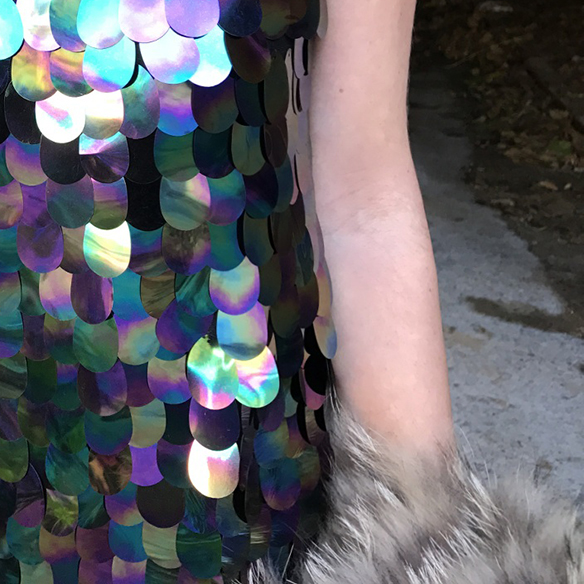 15-colgadas-de-una-percha-alicia-alvarez-vestido-lentejuelas-sequin-dress-fur-coat-abrigo-pelo-5