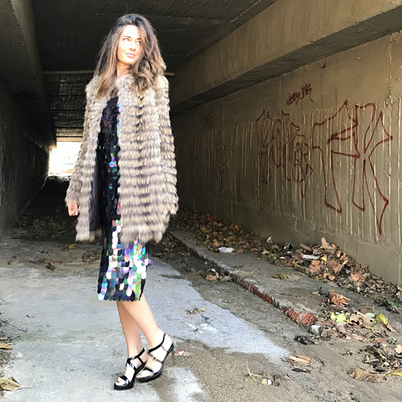 15-colgadas-de-una-percha-alicia-alvarez-vestido-lentejuelas-sequin-dress-fur-coat-abrigo-pelo-6