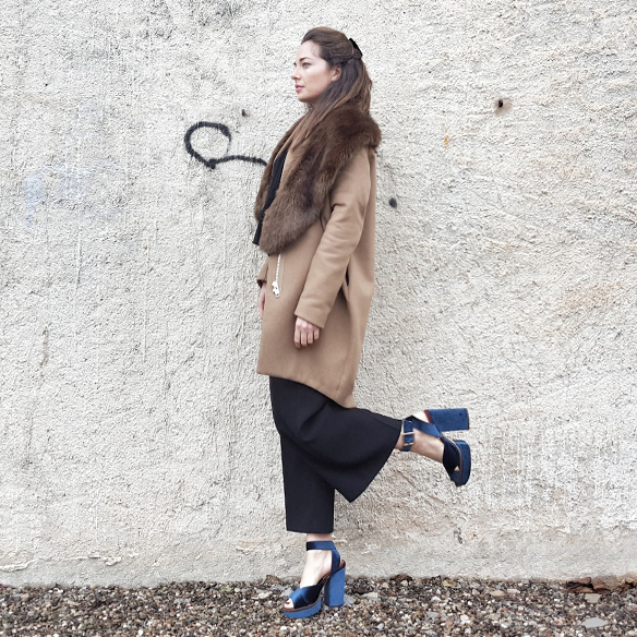 15-colgadas-de-una-percha-alicia-alvarez-volantes-frills-culottes-abrigo-cacoon-coat-estola-stole-pasador-lazo-bow-hairclip-1