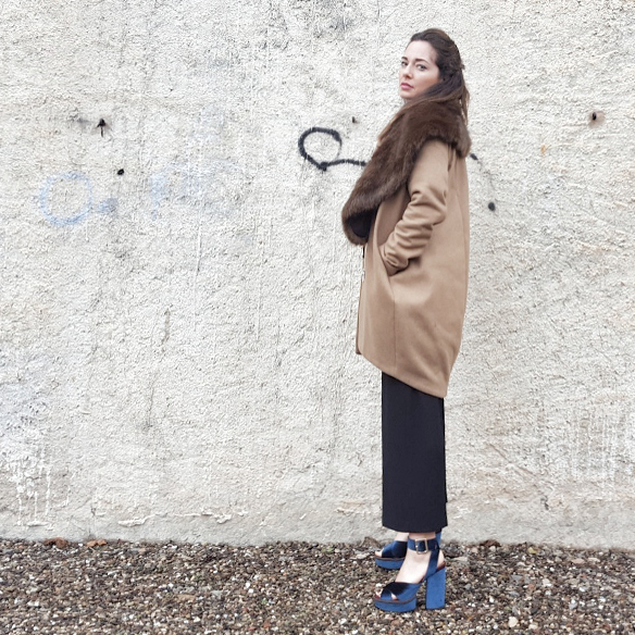 15-colgadas-de-una-percha-alicia-alvarez-volantes-frills-culottes-abrigo-cacoon-coat-estola-stole-pasador-lazo-bow-hairclip-10