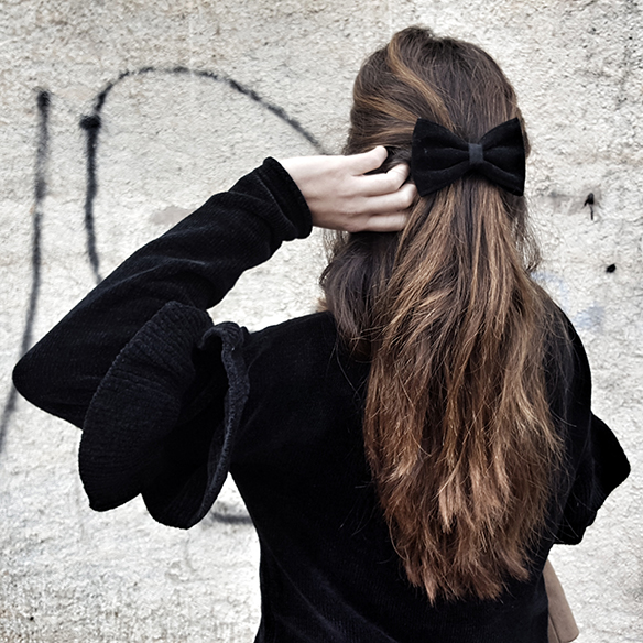 15-colgadas-de-una-percha-alicia-alvarez-volantes-frills-culottes-abrigo-cacoon-coat-estola-stole-pasador-lazo-bow-hairclip-5