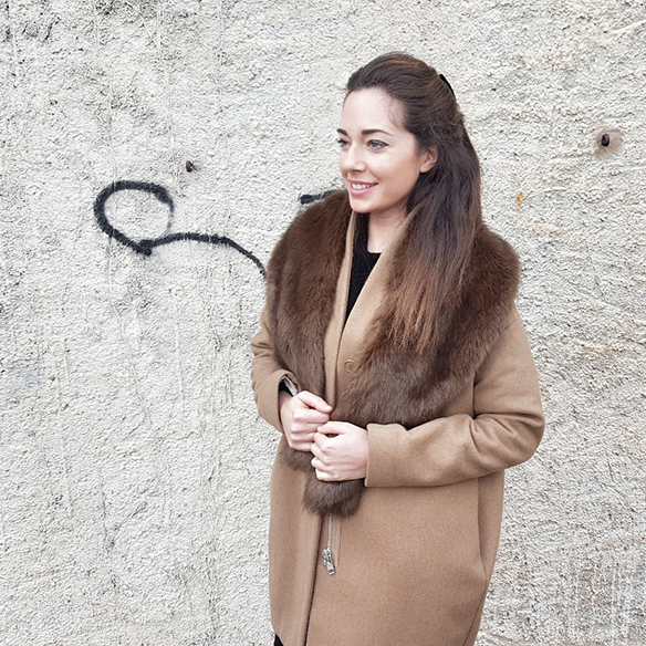 15-colgadas-de-una-percha-alicia-alvarez-volantes-frills-culottes-abrigo-cacoon-coat-estola-stole-pasador-lazo-bow-hairclip-8