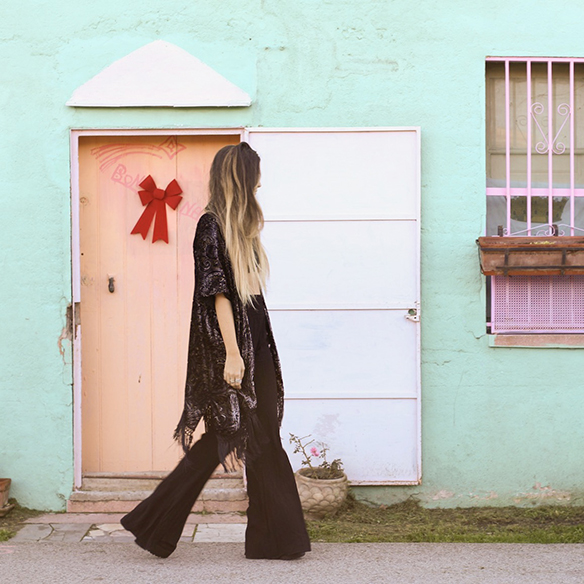 15-colgadas-de-una-percha-anna-duarte-crop-top-choker-kaftan-flare-pants-pantalones-campana-velvet-terciopelo-2