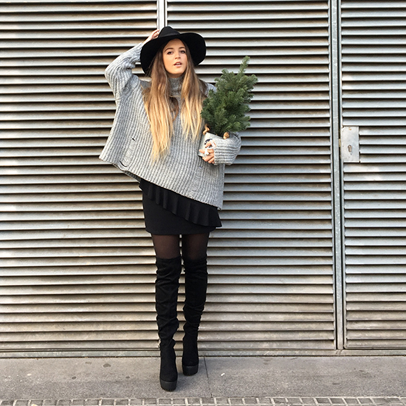 15-colgadas-de-una-percha-anna-duarte-mini-falda-volantes-frill-mini-skirt-botas-legging-boots-jersey-gris-grey-jumper-1