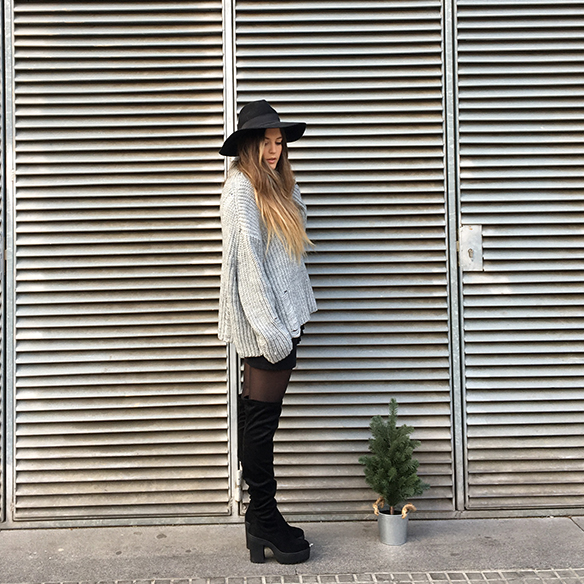 15-colgadas-de-una-percha-anna-duarte-mini-falda-volantes-frill-mini-skirt-botas-legging-boots-jersey-gris-grey-jumper-2