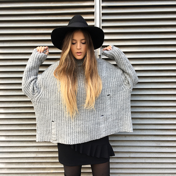 15-colgadas-de-una-percha-anna-duarte-mini-falda-volantes-frill-mini-skirt-botas-legging-boots-jersey-gris-grey-jumper-4