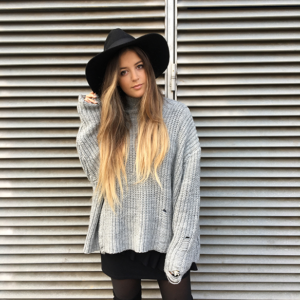 15-colgadas-de-una-percha-anna-duarte-mini-falda-volantes-frill-mini-skirt-botas-legging-boots-jersey-gris-grey-jumper-5