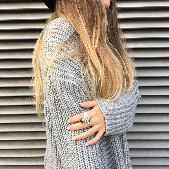 15-colgadas-de-una-percha-anna-duarte-mini-falda-volantes-frill-mini-skirt-botas-legging-boots-jersey-gris-grey-jumper-6