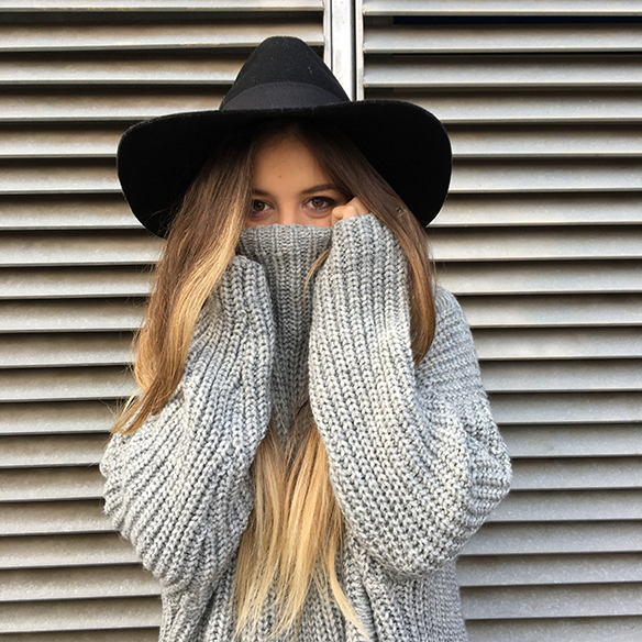 15-colgadas-de-una-percha-anna-duarte-mini-falda-volantes-frill-mini-skirt-botas-legging-boots-jersey-gris-grey-jumper-7