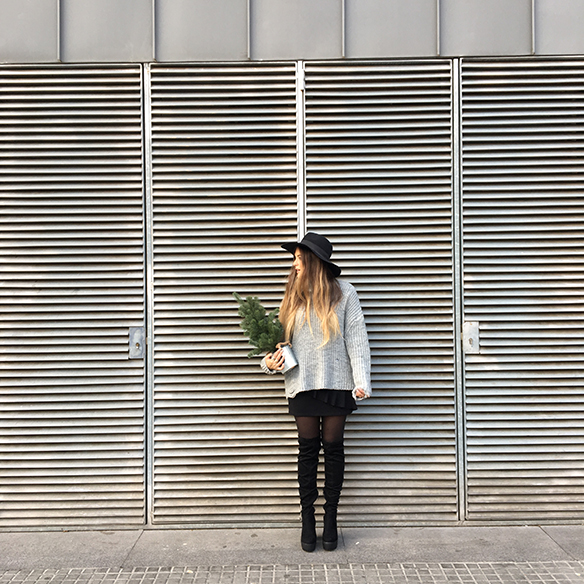 15-colgadas-de-una-percha-anna-duarte-mini-falda-volantes-frill-mini-skirt-botas-legging-boots-jersey-gris-grey-jumper-8