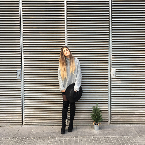 15-colgadas-de-una-percha-anna-duarte-mini-falda-volantes-frill-mini-skirt-botas-legging-boots-jersey-gris-grey-jumper-9