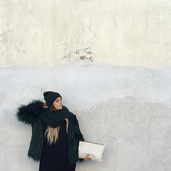 15-colgadas-de-una-percha-anna-duarte-total-black-green-verde-cap-gorro-10