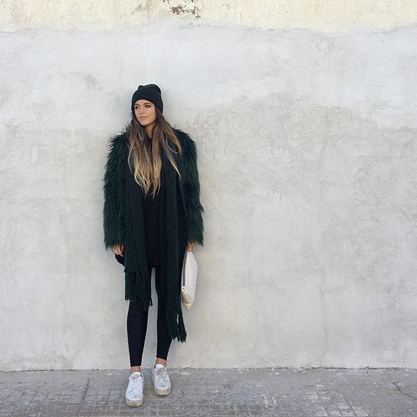 15-colgadas-de-una-percha-anna-duarte-total-black-green-verde-cap-gorro-1