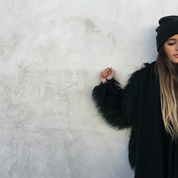 15-colgadas-de-una-percha-anna-duarte-total-black-green-verde-cap-gorro-2