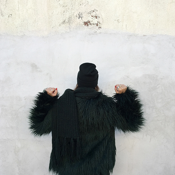 15-colgadas-de-una-percha-anna-duarte-total-black-green-verde-cap-gorro-7