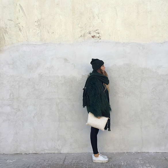 15-colgadas-de-una-percha-anna-duarte-total-black-green-verde-cap-gorro-8