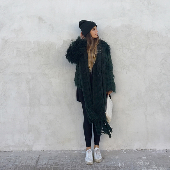 15-colgadas-de-una-percha-anna-duarte-total-black-green-verde-cap-gorro-9