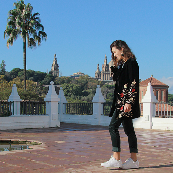 15-colgadas-de-una-percha-blanche-chaqueta-flores-bordadas-terciopelo-camisa-pantalones-velvet-embroidered-flowers-jacket-pants-t-shirt-1