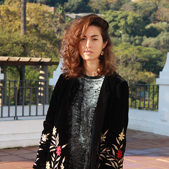 15-colgadas-de-una-percha-blanche-chaqueta-flores-bordadas-terciopelo-camisa-pantalones-velvet-embroidered-flowers-jacket-pants-t-shirt-2