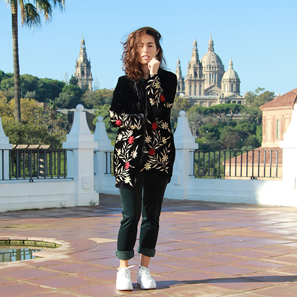 15-colgadas-de-una-percha-blanche-chaqueta-flores-bordadas-terciopelo-camisa-pantalones-velvet-embroidered-flowers-jacket-pants-t-shirt-3