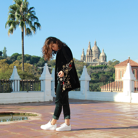 15-colgadas-de-una-percha-blanche-chaqueta-flores-bordadas-terciopelo-camisa-pantalones-velvet-embroidered-flowers-jacket-pants-t-shirt-4