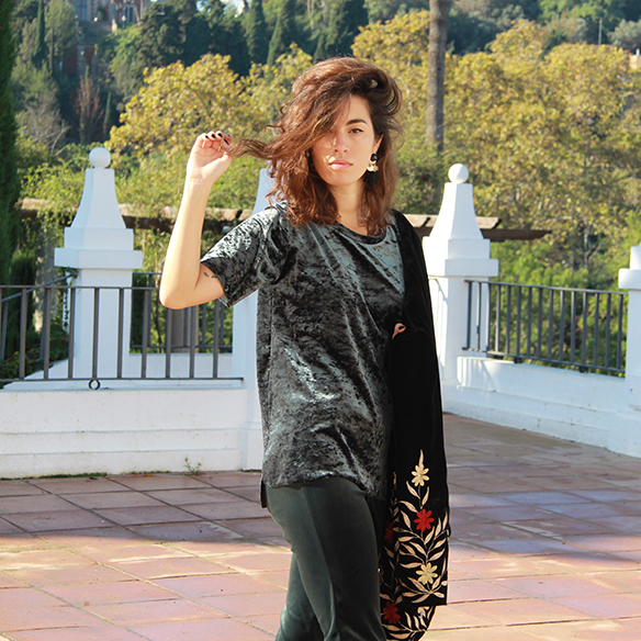 15-colgadas-de-una-percha-blanche-chaqueta-flores-bordadas-terciopelo-camisa-pantalones-velvet-embroidered-flowers-jacket-pants-t-shirt-5