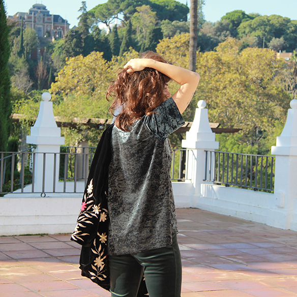 15-colgadas-de-una-percha-blanche-chaqueta-flores-bordadas-terciopelo-camisa-pantalones-velvet-embroidered-flowers-jacket-pants-t-shirt-6